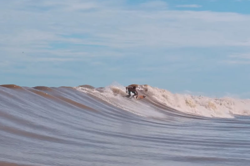 Pororoca : Une vague rare au milieu de la jungle brésilienne