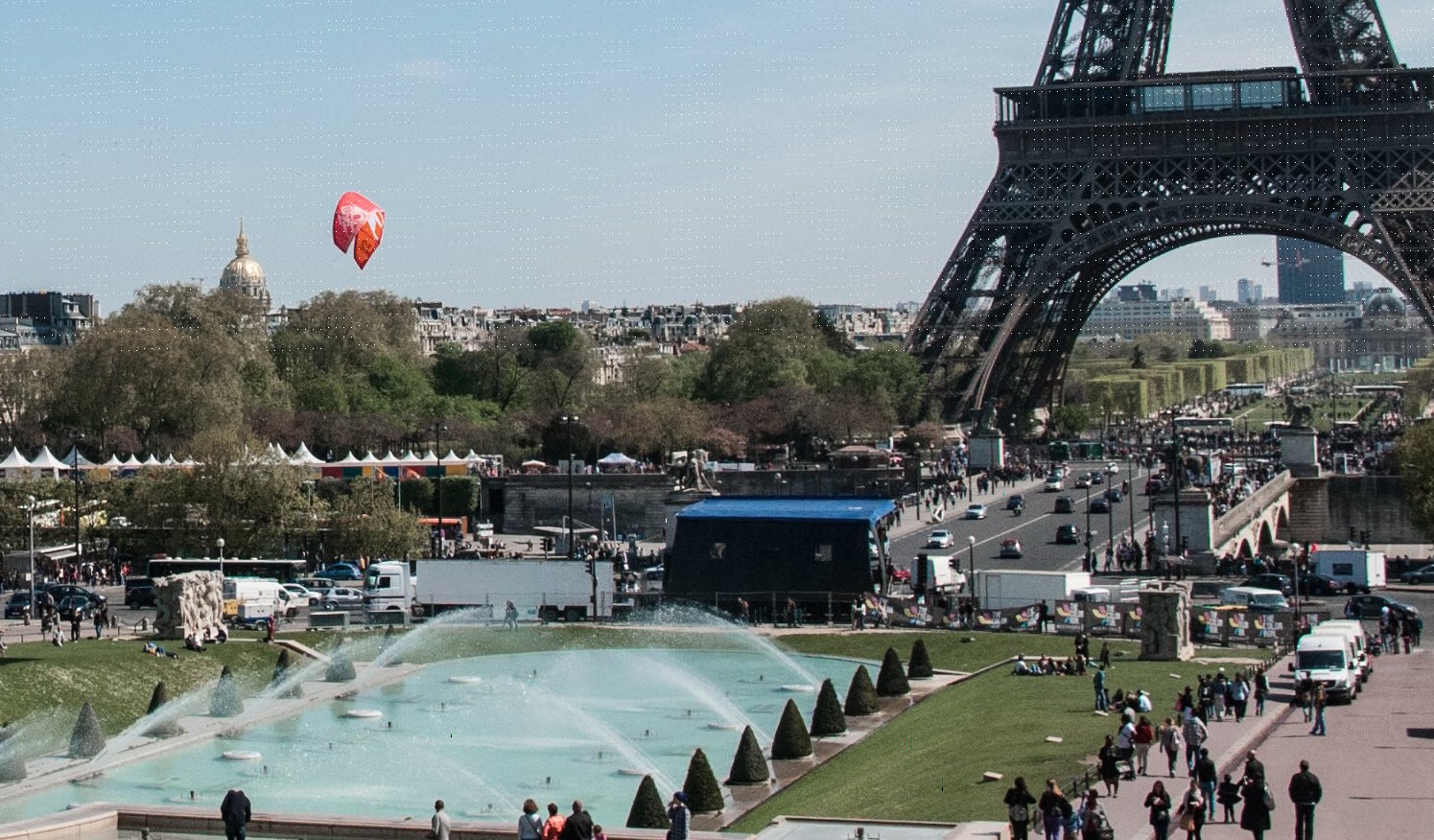 Prendre le métro et kiter la tour Eiffel
