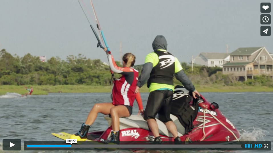 Triple S et sévèrement tatouée
