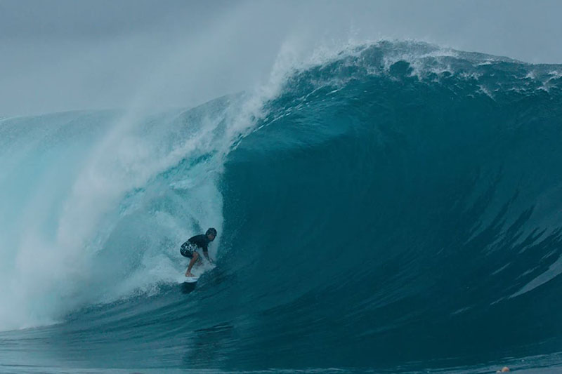 Session de surf à Teahupo'o avec le petit prince tahitien