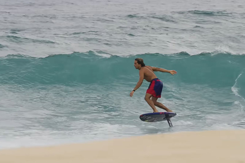 Le légendaire Kai Lenny, s'est offert une petite session de foil à Hawaï !