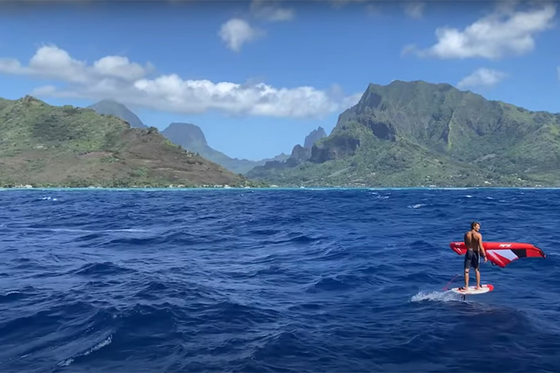 SUIVEZ NOS RIDERS POLYNÉSIENS DANS LEUR TRAVERSÉE DE TAHITI À MOOREA EN WINGFOIL !