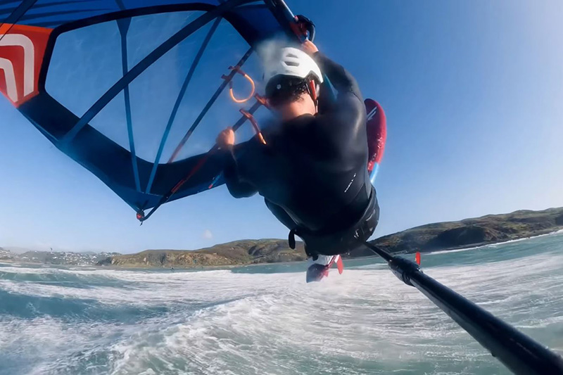 Embarquez pour une session de Windsurfing et de Wingfoiling avec Wlliam Novak !